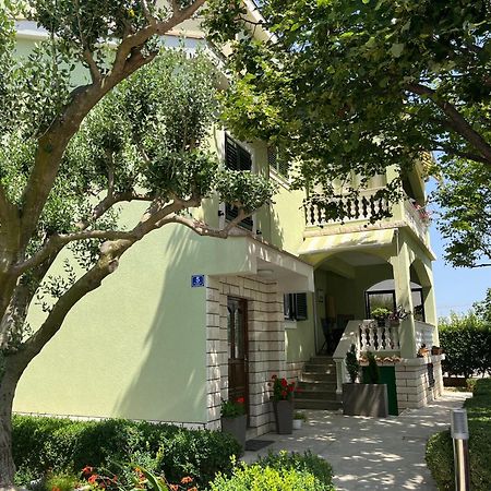 Apartman Adrijan Sukosan Luaran gambar