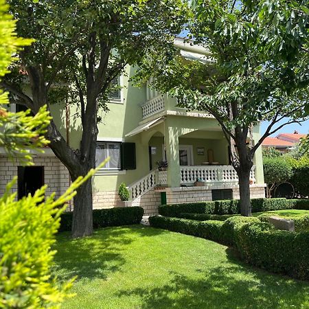 Apartman Adrijan Sukosan Luaran gambar