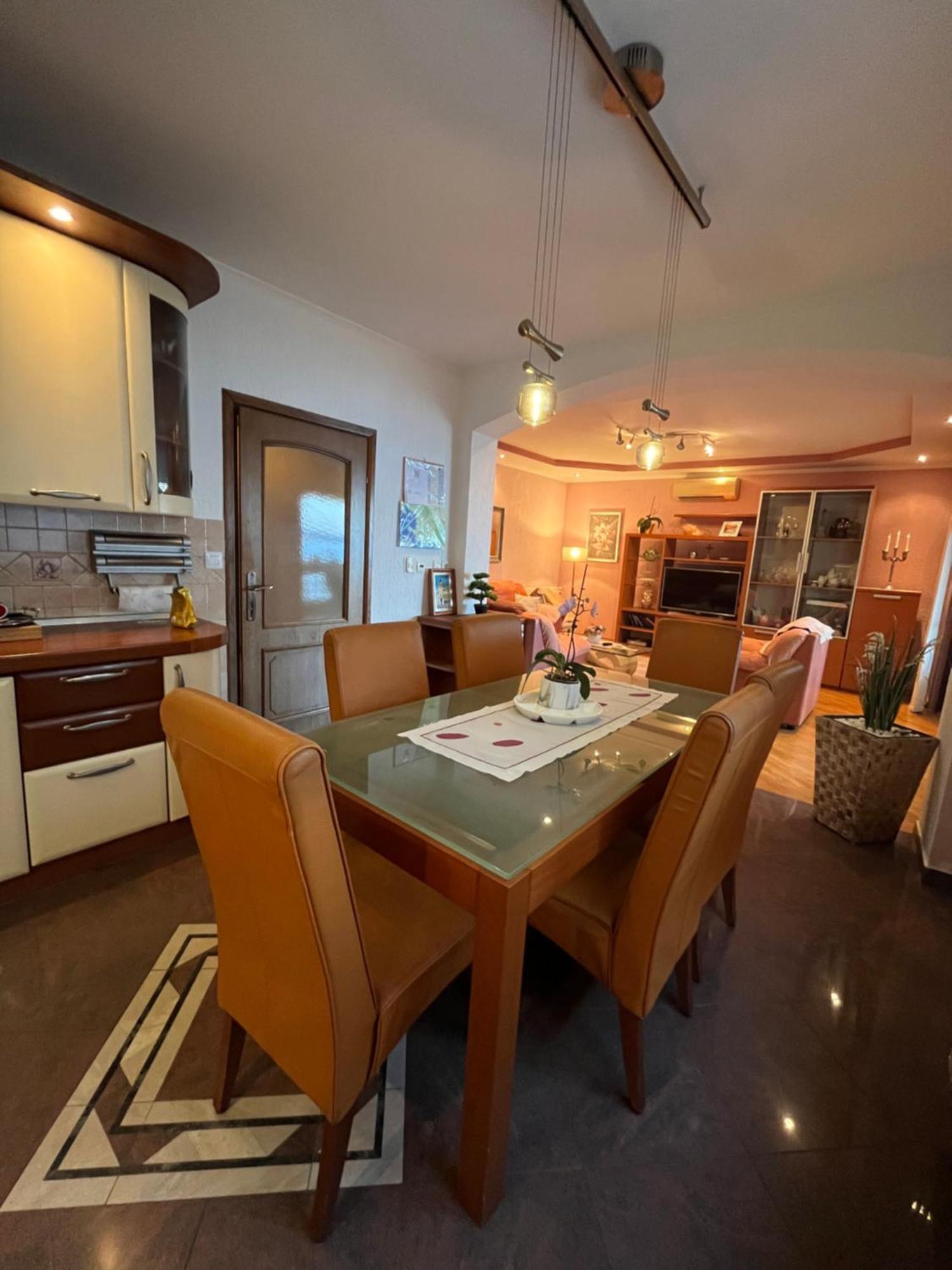 Apartman Adrijan Sukosan Luaran gambar